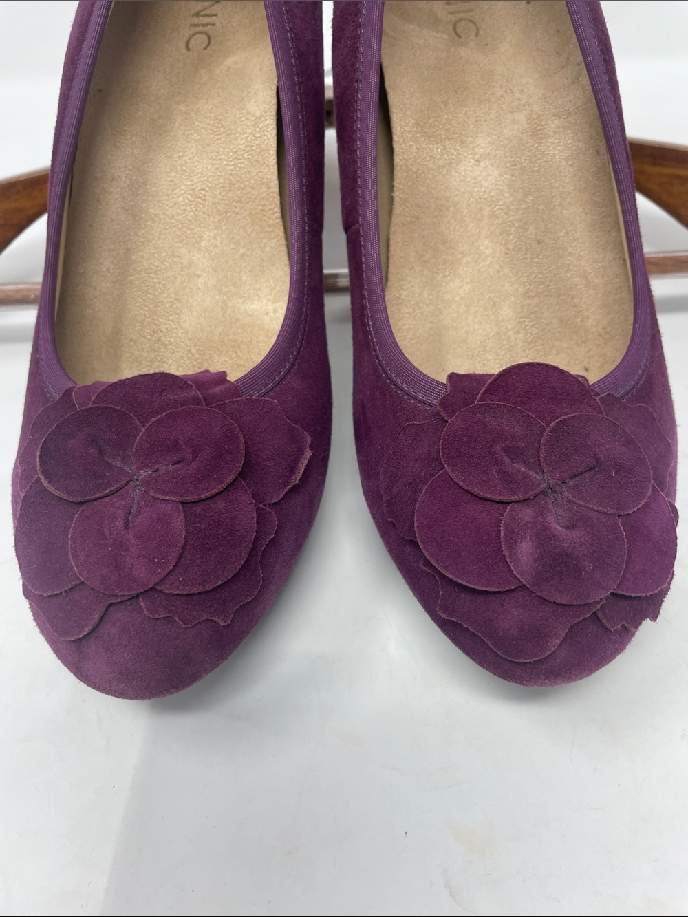 Vionic Plum Suede-Like Wedged Heel Pump Size 10 Excellent Condition - Picture 3 of 15